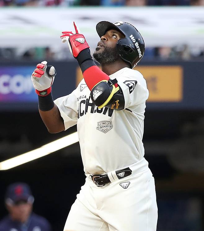 SSG 에레디아가 15일 인천SSG랜더스필드에서 열린 2025 KBO리그 롯데전에서 6회말 좌월 솔로포를 때린 후 홈에 들어오면서 세리머니를 하고 있다. 사진 | SSG 랜더스