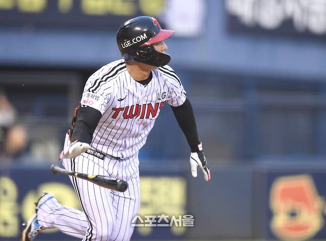 LG 오지환이 20일 서울 잠실구장에서 열린 2025 KBO리그 롯데와 경기 2회말 중월홈런을 날린 후 타구를 쳐다보고 있다. 잠실 | 최승섭기자 thunder@sportsseoul.com