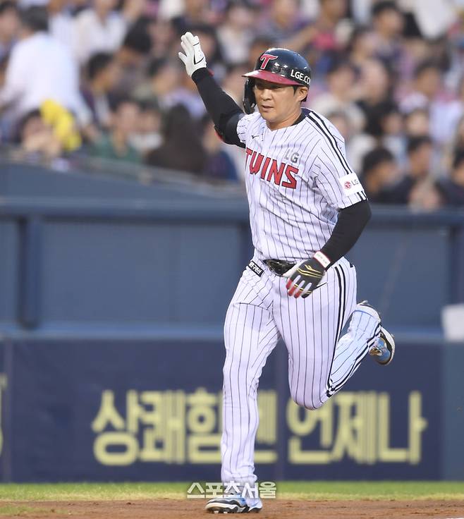 LG 오지환이 20일 서울 잠실구장에서 열린 2025 KBO리그 롯데와 경기 2회말 중월홈런을 날린 후 정수성 코치와 하이파이브를 하고 있다. 잠실 | 최승섭기자 thunder@sportsseoul.com