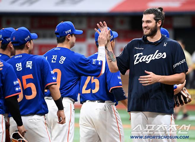 28일 고척스카이돔에서 열린 한화와 키움의 경기, 한화가 9대3으로 승리하며 5연승을 달렸다. 승리의 기쁨을 나누는 폰세와 수비진의 모습. 고척=허상욱 기자wook@sportschosun.com/2025.08.28/