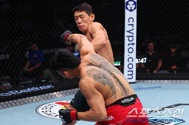 유주상과 제카 사라기의 경기 장면. 사진제공=UFC