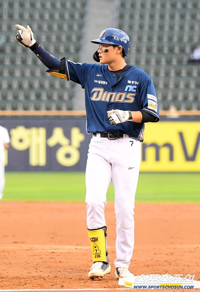 14일 잠실구장에서 열린 두산 베어스와 NC 다이노스의 경기. NC 김주원이 안타를 날린 뒤 환호하고 있다. 잠실=박재만 기자 pjm@sportschosun.com/2025.08.14/