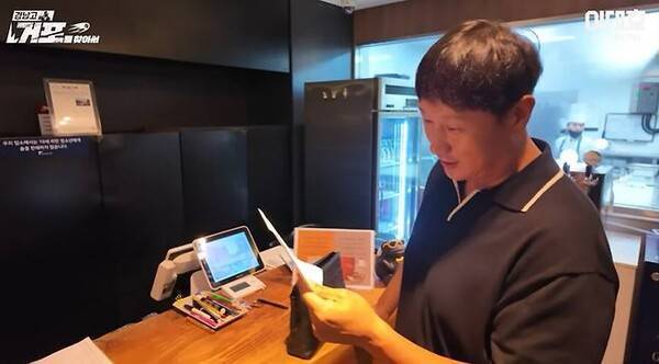 경남고 후배들의 소고기 회식비를 계산하는 이대호. ⓒ유튜브 채널 '이대호'