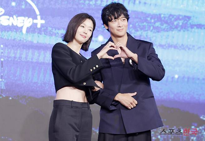 디즈니+ 오리지널 시리즈 '북극성' 제작발표회에 참석한 전지현, 강동원. 25.9.2 ⓒ이혜영 기자 lhy@hankooki.com