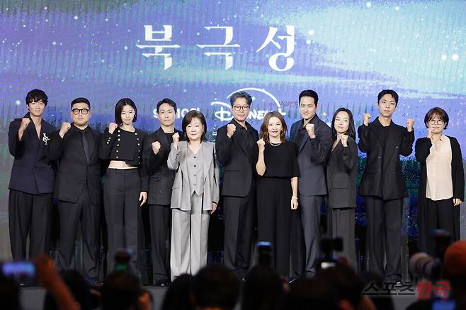 디즈니+ 오리지널 시리즈 '북극성' 제작발표회에 참석한 강동원, 허명행 감독, 전지현, 오정세, 김해숙, 유재명, 이미숙, 박해준, 이상희, 주종혁, 김희원 감독. 25.9.2 ⓒ이혜영 기자 lhy@hankooki.com