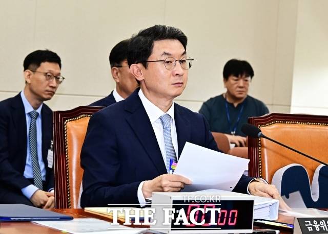 이억원(사진) 금융위원장 후보자에 대한 국회 정무위원회의 2일 인사청문회에서는 금융위원회 해체 논란을 비롯해 후보자의 사외이사 활동과 부동산 투기 의혹, MBK파트너스 제재 여부 등 여러 현안이 쟁점으로 다뤄졌다. /국회=배정한 기자