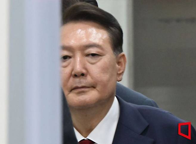 윤석열 전 대통령이 지난 7월9일 서울 서초구 서울중앙지법에서 영장실질심사를 마치고 나오고 있다. 사진공동취재단