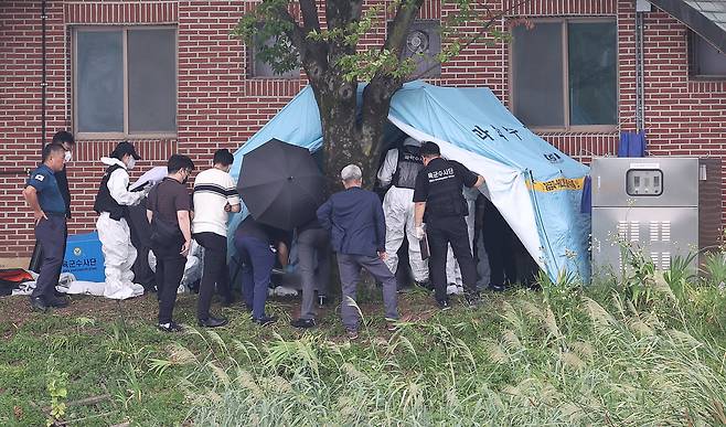 2일 대구 수성구 수성못 인근에서 현역 육군 대위가 총상을 입고 사망한 채 발견된 가운데 사건 현장에서 육군수사대와 경찰, 과학수사대 등이 현장조사를 벌이고 있다. /연합뉴스