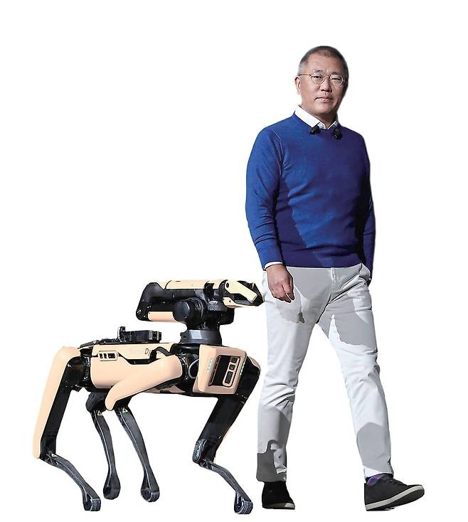 정의선 현대차그룹 회장이 보스턴다이내믹스 로봇 개 스팟과 함께 걷고 있다. /현대차그룹