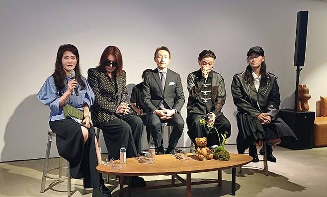 김해리 MCM Japan 회장(왼쪽)과 작가들이 2일 서울 강남구 MCM 하우스에서 '베어브릭 인 MCM 원더월드' 전시 기자간담회를 하고 있다.ⓒ데일리안 남가희 기자