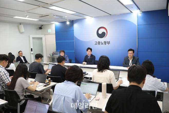 김영훈 고용노동부 장관이 1일 정부세종청사 고용노동부에서 출입기자단과 간담회를 하고 있다. ⓒ고용노동부