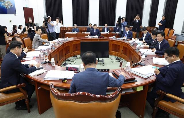 국민의힘 소속 신성범 국회 정보위원장이 2일 국회 본청에서 열린 정보위 전체회의에서 의사봉을 두드리고 있다.<공동취재·연합뉴스>