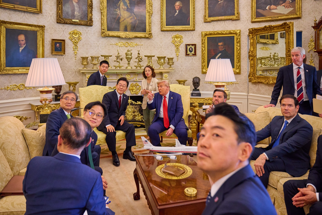 강훈식(앞줄 오른쪽) 대통령비서실장이 지난 8월28일 자신의 페이스북을 통해 25일(현지시간) 미국 백악관에서의 이재명 대통령-도널드 트럼프 미국 대통령 회담 중 촬영된 단체사진을 공개했다. 사진에선 강 비서실장의 얼굴이 가장 크게 노출돼 있고, 위성락(앞줄 왼쪽) 국가안보실장은 뒷모습으로 함께 찍혔다.<강훈식 대통령비서실장 페이스북 사진>