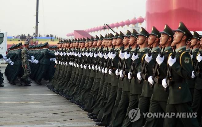 지난 2019년 10월 1일 신중국 건국 70주년 기념일을 맞아 베이징 톈안먼 광장에서 인민해방군 장병들이 행진하고 있다. 연합뉴스
