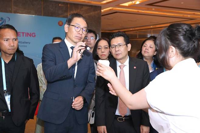 김완기 특허청장(앞줄 왼쪽 2번째)과 수온 비찌어(Suon Vichea) 아세안 지식재산 협의회 의장(앞줄 왼쪽에서 3번째)이 2일 오전 서울 마포구 호텔 나루 서울 엠갤러리에서 열린 ‘한-아세안 지식재산 심포지엄’ 행사 중 행사장에 전시된 위조상품방지 솔루션 적용 제품을 시연하고 있다.