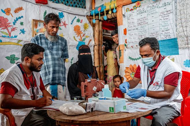 방글라데시 콕스바자르 쿠투팔롱 난민촌에서 압둘 마제드(53)와 그의 딸 누르 할리마(18)가 C형 감염을 확인하기 위해 표본을 채취하고 있다. 국경없는의사회 제공