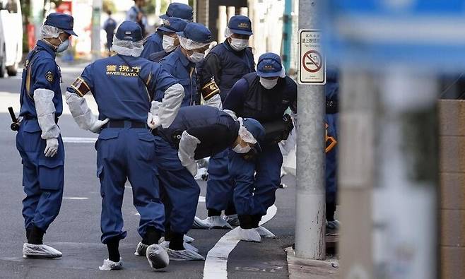 일본 경찰이 1일 도쿄 세타가야구에서 한국인 여성이 피습당한 뒤 쓰러져 있던 장소를 조사하고 있다. 교도통신 연합뉴스