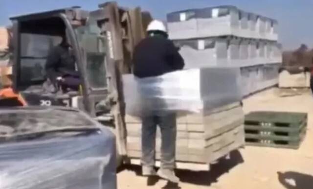 지난 2월26일 전남 나주 한 벽돌 공장에서 한국인 지게차 기사가 스리랑카 국적 이주노동자를 지게차에 결박해 들어 올리고 있다. 전남이주노동자네트워크 제공