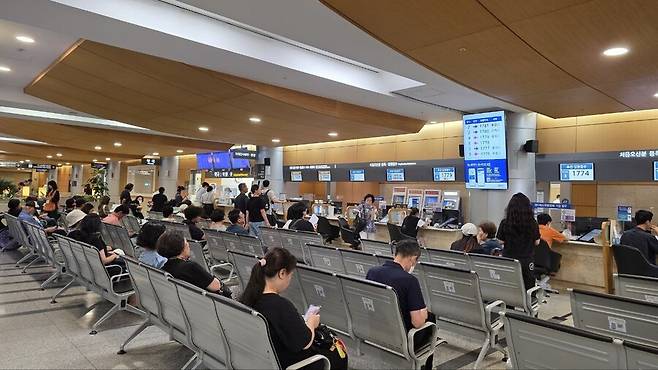 2일 서울 서대문구 세브란스병원에서 외래진료 및 입원을 등록하려는 사람들이 모여 있다. 손지민 기자 sjm@hani.co.kr