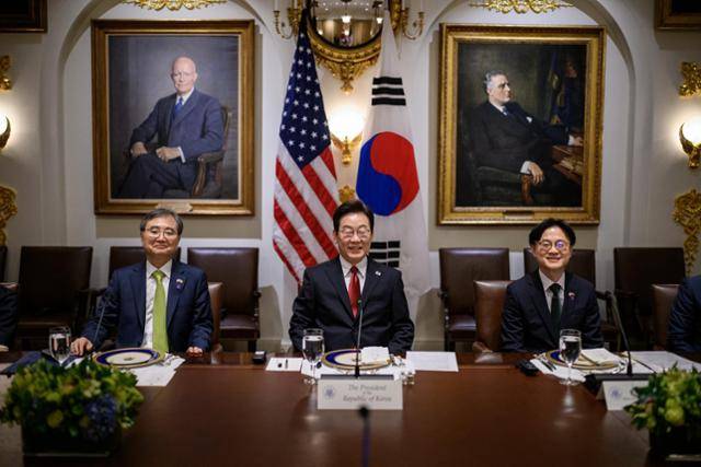 이재명 대통령이 8월 25일 미국 워싱턴 백악관 내각회의실에서 태극기와 성조기를 배경으로 조현 외교부 장관, 김정관 산업통상자원부 장관과 함께 기념촬영을 하고 있다. 백악관 제공