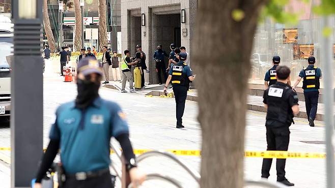 서울 중구 명동 신세계백화점 본점에 폭발물을 설치했다는 협박글이 올라와 경찰이 주변을 통제하는 모습
