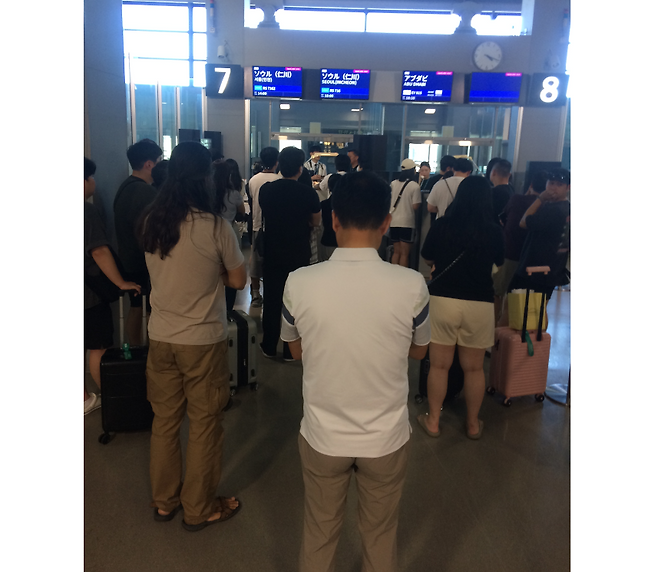 오늘(2일) 오후 항공기 출발을 기다리는 에어서울 항공편 탑승객들 (시청자 제공)