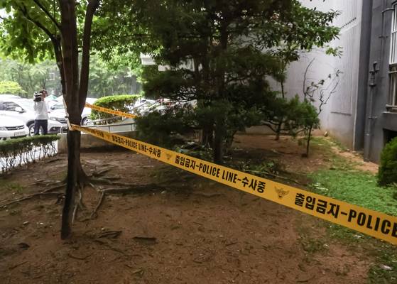 브니엘예고 2학년 여학생 3명이 세상을 떠난 해운대구 아파트 단지 화단. 송봉근 기자