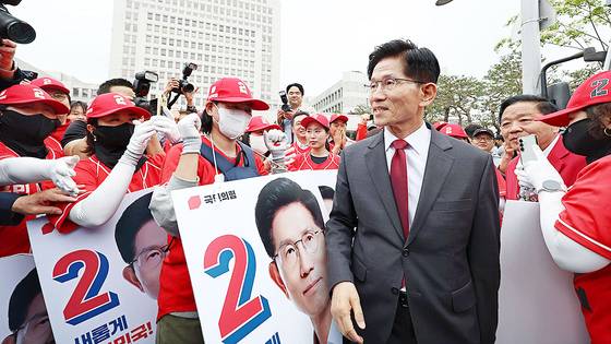 김문수 국민의힘 대선후보가 15일 서울 서초구 대법원 앞에서 열린 사법부 수호 및 더불어민주당 규탄대회에서 퇴장하며 선거운동원들과 인사하고 있다. 연합뉴스