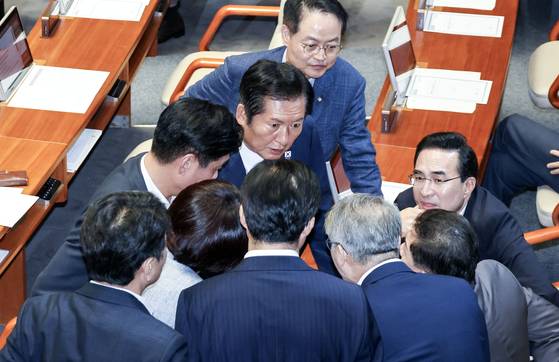 정청래 더불어민주당 대표가 지난달 27일 오후 국회 본회의장에서 민형배 검찰정상화특위 위원장을 비롯한 민주당 의원들과 대화하고 있다. 김성룡 기자