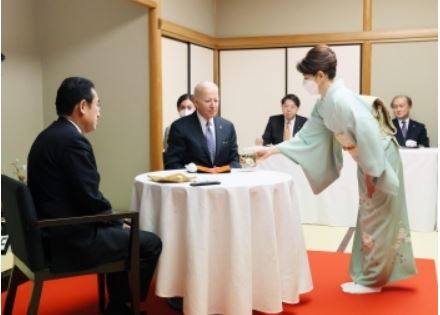 2022년 5월 기시다 후미오 당시 일본 총리의 부인 유코 여사가 일본을 방문한 조 바이든 당시 미국 대통령에게 차를 대접하고 있다. 사진 일 총리실 홈페이지