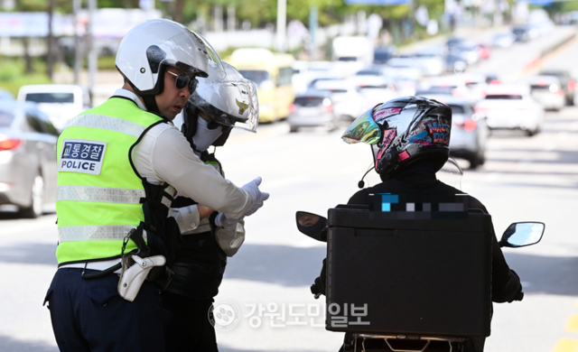 ▲ 2일 춘천 온의사거리에서 경찰관이 법규를 위반한 오토바이를 단속하고 있다. 방도겸 기자