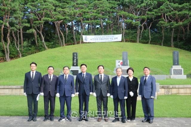 ▲ 국회 안중근의사 유해 발굴·봉환을 위한 국회의원 모임이 안중근 의사 탄신 146주기를 맞은 2일 서울 효창공원 내 안중근 의사 가묘를 찾아 참배하고 유해발굴과 봉환을 위한 결의를 다졌다.