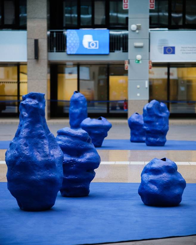 '2025 청주공예비엔날레' 출품작, Alicja PATANOWSKA_We Are the Weather, 2025. Grogclay, dimensions variable. Photo by Jakub Celej. ©︎ Alicja PATANOWSKA Photo by Akifumi Nakagawa