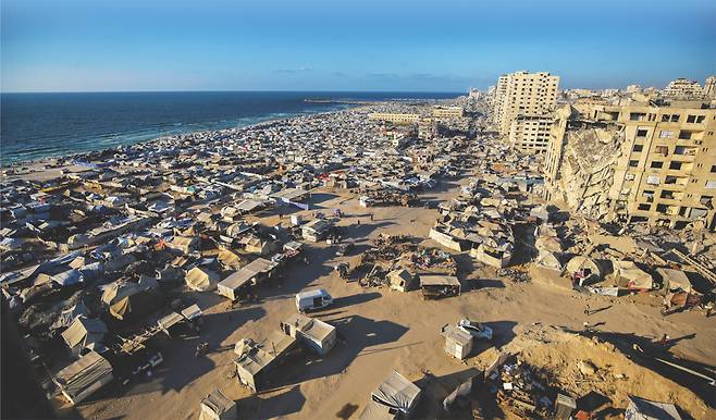 1일(현지시간) 가자지구 북부 가자시티의 알라시드 도로를 따라 팔레스타인 피란민 천막이 펼쳐져 있다. 신화연합뉴스