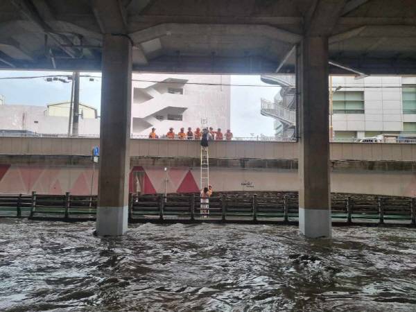 2일 오후 부산 도시철도 2호선 구서역 하부 온천천 보행로에 있던 여성 2명이 출입구가 물에 잠기면서 이동이 어려워져 고립됐다가, 소방에 의해 구조되고 있다. 부산소방재난본부 제공