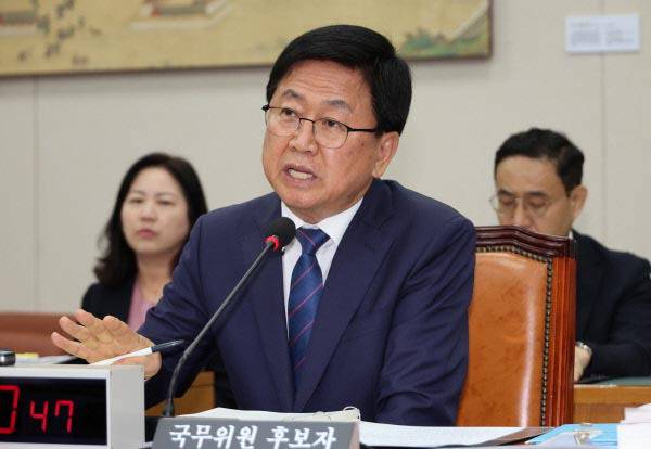 최교진 부총리 겸 교육부 장관 후보자가 2일 서울 여의도 국회 교육위원회에서 열린 인사청문회에서 자료 제출 요구에 답하고 있다. 연합뉴스