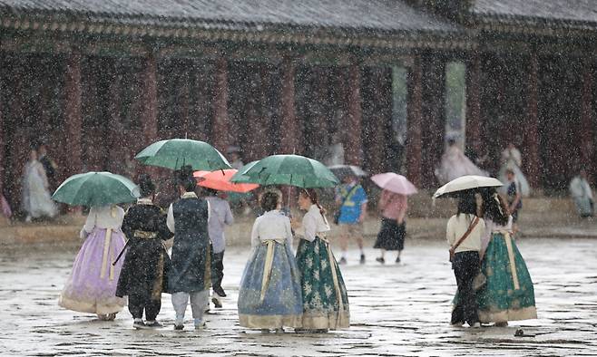 전국 대부분 지역에서 비가 내린 지난 1일 서울 종로구 경복궁에서 우산을 쓴 외국인 관광객들이 발걸음을 옮기고 있다./사진=뉴스1