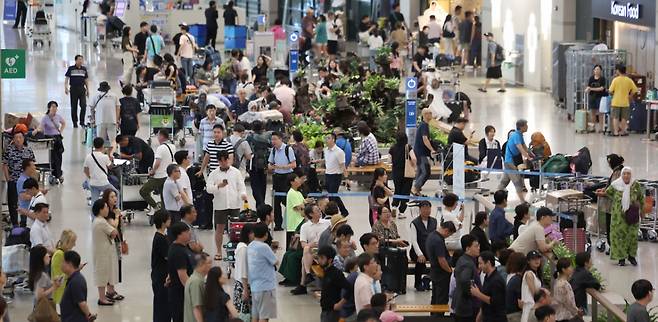 지난달 7일 인천국제공항 입국장에서 여행객들이 오가고 있다. / 사진 = 뉴시스
