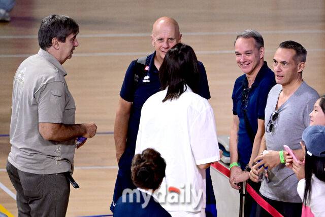외국인 감독들과 김연경이 이야기를 나누고 있다 / 진주(경남) = 유진형 기자 zolong@mydaily.co.kr