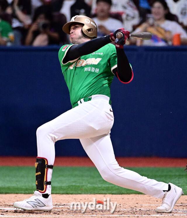 2025년 8월 1일 오후 서울 고척스카이돔에서 열린 '2025 신한 SOL뱅크 KBO 리그' 롯데 자이언츠와 키움 히어로즈의 경기. 키움 카디네스가 4회말 1사 1루서 안타를 치고 있다./마이데일리