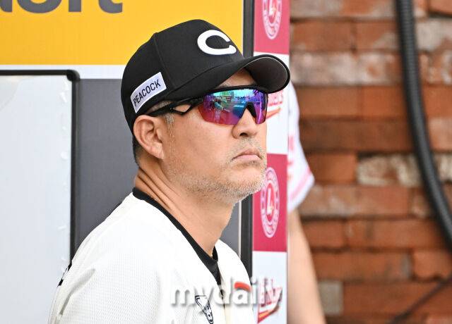 17일 오후 이넌광역시 문학동 인천SSG랜더스필드에서 진행된 '2025 프로야구 KBO리그' SSG랜더스와 LG트윈스의 경기. SSG 이숭용 감독이 경기를 지켜보고 있다./마이데일리