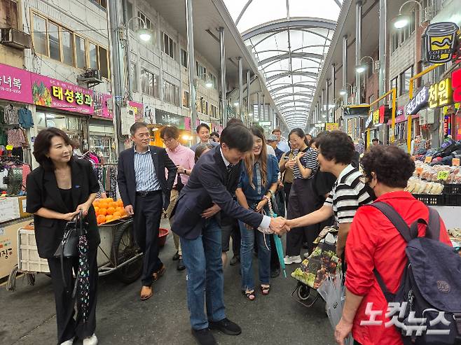 포항죽도시장을 찾은 조국 전 조국혁신당 대표가 시민과 인사를 하고 있다. 김대기 기자