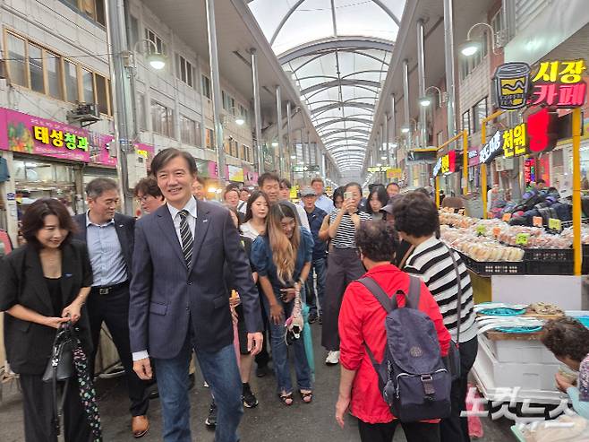 조국 전 조국혁신당 대표가 포항 죽도시장을 찾았다. 김대기 기자