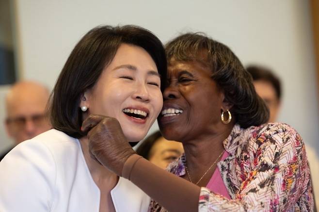 미소짓는 김혜경 여사 - 이재명 대통령 부인 김혜경 여사가 지난달 25일(현지시간) 미국 순방 중 버지니아주에 있는 치매 전문 복지기관인 인사이트 메모리 케어 센터를 방문해 한 참석자와 볼을 맞대며 미소 짓고 있다. 대통령실 제공