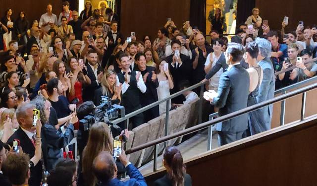 29일(현지시간) 이탈리아 베네치아 리도섬의 살라 그란데 극장에서 열린 영화 '어쩔수가없다' 프리미어 상영회에서 박찬욱 감독, 배우 손예진, 이병헌이 상영이 끝난 뒤 관객들의 박수에 화답하고 있다. 연합뉴스