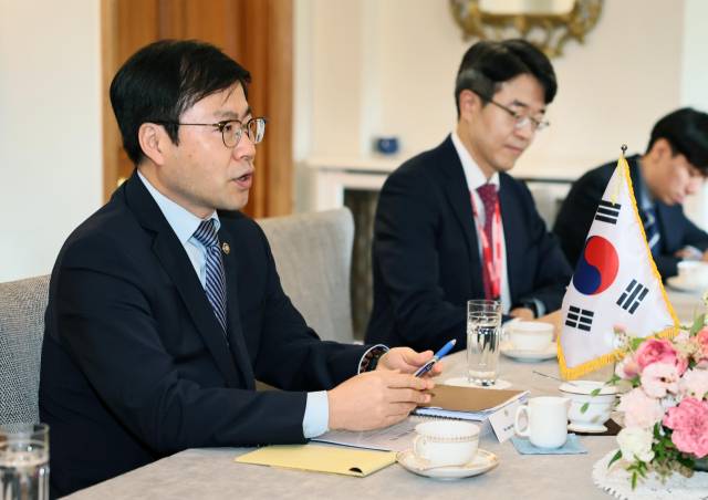 여한구 산업통상자원부 통상교섭본부장이 1일 서울 중구 주한영국대사관 관저에서 더글러스 알렉산더 영국 기업통상부 통상 담당장관과 면담하고 있다. 사진 제공=산업부