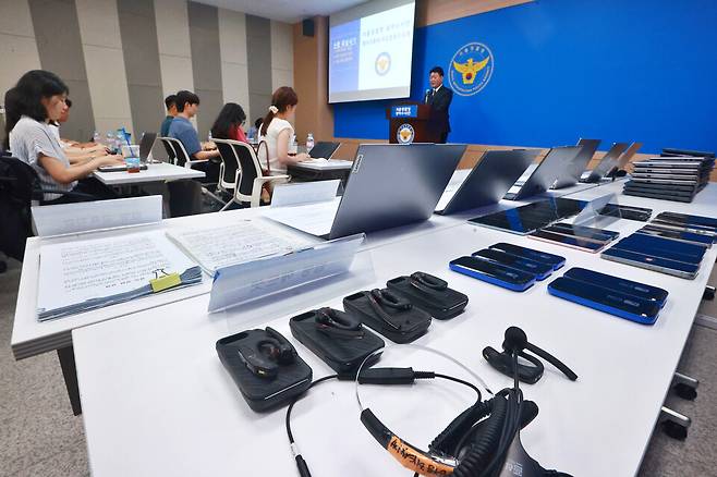 서울 마포구 서울경찰청 광역수사단의 신종 피싱조직 검거 관련 브리핑에서 압수품이 진열되어 있다. ⓒ연합뉴스