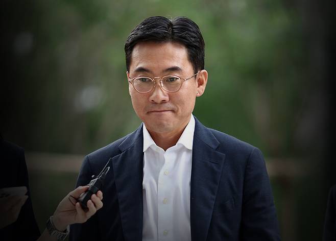 김건희 여사 '집사게이트'의 핵심 인물인 조영탁 IMS모빌리티 대표가 8월20일 조사를 받기 위해 서울 종로구 KT광화문빌딩 웨스트에 마련된 김건희특검(특별검사 민중기)에 출석하고 있다. ⓒ연합뉴스·시사저널 양선영 디자이너