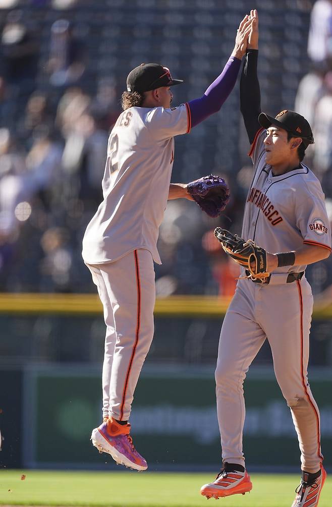 샌프란시스코 이정후(오른쪽)가 2일(한국시간) 쿠어스필드에서 열린 콜로라도전에서 3타수 1안타 1볼넷을 기록했다. 팀의 8-2 승리 직후 윌리 아다메스와 하이파이브를 하는 이정후. 덴버(미 콜로라도주)|AP뉴시스