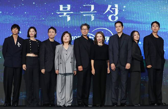 오는 10일 공개되는 디즈니+ 오리지널 시리즈 ‘북극성’은 국가 안보를 다룬 정치 스릴러란 외피에 인간의 복잡한 내면과 사랑, 절망, 희망 등 누구나 공감할만한 보편적인 정서를 담아냈다. 극중 전지현은 국제적 명성을 지닌 유엔 대사 문주, 강동원은 국적 불명의 특수요원 산호 역을 각각 맡았다. 뉴시스